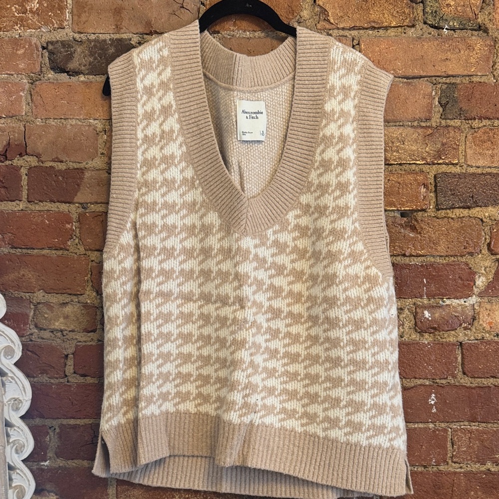 Oversized Abercrombie & Fitch Tan Houndstooth V-Neck Sweater Vest